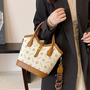 Sac seau vintage avec garniture en cuir marron et large bandoulière réglable