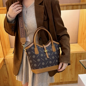 Sac seau vintage marron avec monogramme, toile et large bandoulière en jacquard brodé