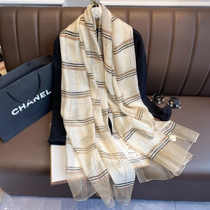Écharpe élégante à carreaux de style britannique en mélange de soie sur pull noir