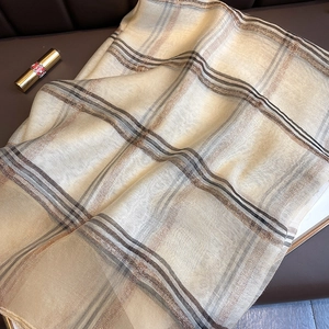 Détail de l'écharpe en soie mélangée à carreaux avec fils métalliques et texture fluide