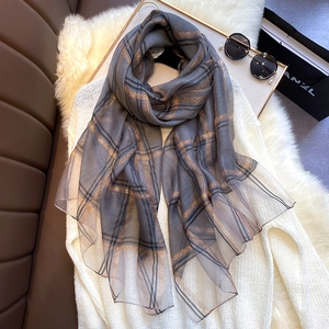 Écharpe en soie mélangée à carreaux gris et fil doré style britannique sur pull blanc
