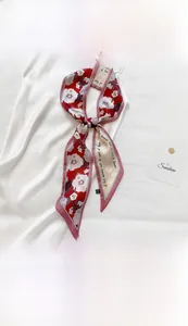 Schmaler Seidenschal mit Blumenmuster, 9,5x140 cm, als Accessoire an ein Kleid gebunden