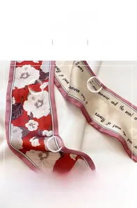 Detail eines Seidenschals mit rotem Hibiskus-Druck und feiner Innennahtverarbeitung