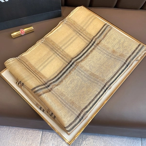 Détails de l'écharpe en soie à carreaux champagne doré avec franges et reflets satinés