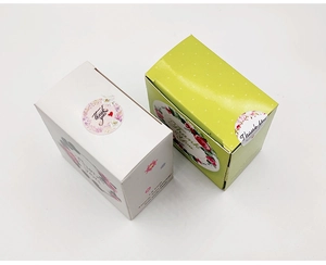 Detail van 1,5 inch bloemen Thank You stickers op geschenkdozen met 500 etiketten