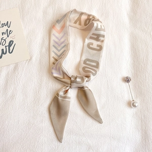 Eleganter schmaler Seidenschal mit geometrischem V-Muster und Buchstabendruck in Beige