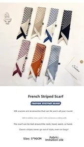 Détail de sept foulards rayés en soie artificielle de 5x90cm sur fond décoratif
