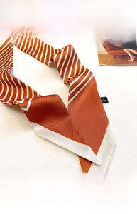 Gros plan d'un foulard en soie à rayures orange et blanc avec une texture satinée lisse