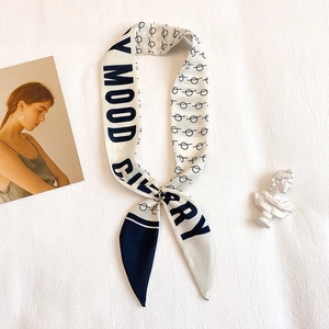 Sciarpa in seta stile francese da donna con motivo paisley e scritte blu navy geometriche