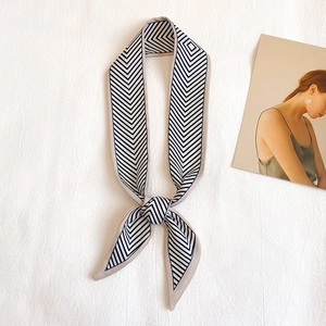 Foulard di seta francese con motivo chevron bianco e nero su superficie bianca testurizzata