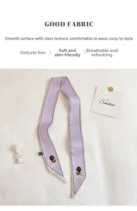 Gros plan sur un foulard twilly lilas avec portrait abstrait et texture en soie lisse