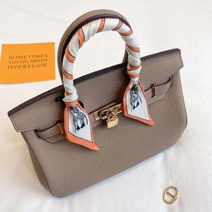 Sac à main en cuir litchi gris avec fermoir doré et foulard en soie à portrait