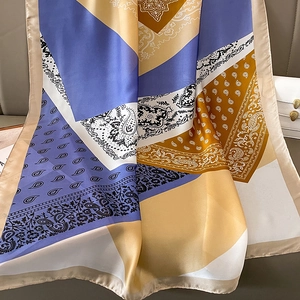 Macro-opname van zijdeachtige paisley sjaal met geometrische patronen en zachte glans