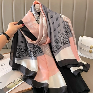 Zijden lange sjaal met paisley-patroon en roze-grijs geometrisch kleurontwerp