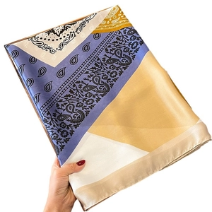 Lange damessjaal van zijde-imitatie met paarse paisley-patronen en geometrische kleurvlakken
