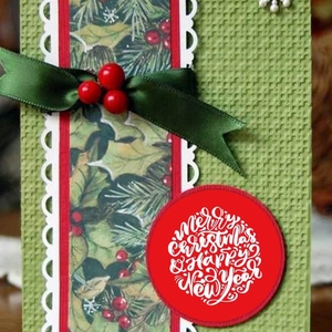 Détail d'étiquette cadeau de Noël avec texture verte, ruban rouge et accents de baies