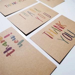 Biglietti di ringraziamento in carta kraft marrone con scritte colorate minimaliste