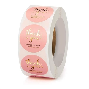 Détail macro d'autocollants ronds roses avec dorure pour le soutien aux petites entreprises