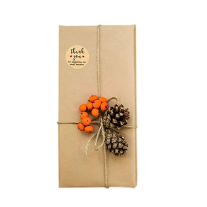 Boîte cadeau en kraft avec autocollant Thank You, ficelle de jute et pommes de pin séchées