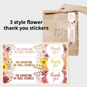 Detailansicht von Blumen-Dankeschön-Aufklebern auf Papiertüten für Kleinunternehmen-Verpackungen