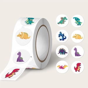 Detailansicht runder Cartoon-Dinosaurier-Aufkleber auf Rolle mit bunten Illustrationen
