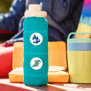 Faltbare grüne Silikon-Wasserflasche mit süßen Cartoon-Dinosaurier-Aufklebern