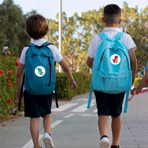 Kinder-Rucksäcke in Blau mit Dinosaurier-Motiv in einer Outdoor-Lifestyle-Szene