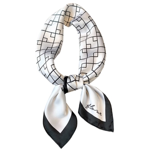 Élégant foulard en soie noir et blanc à motif géométrique, présenté avec un nœud