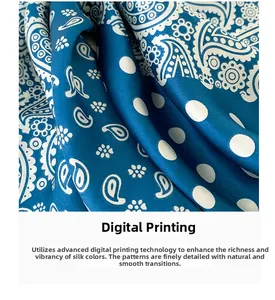 Détail macro d'un foulard en soie bleu marine avec motif paisley et texture satinée