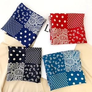 Détails de foulards en soie avec motifs paisley et pois en bleu, rouge et noir