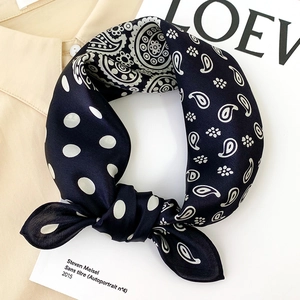 Foulard en soie bleu marine avec pois blancs et motif paisley en mise en scène
