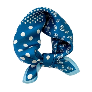 Carré en soie bleu marine à motif cachemire et pois blancs avec un élégant nœud décoratif
