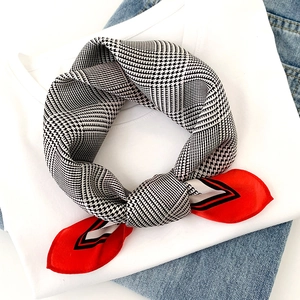 Foulard chic en soie à carreaux noir et blanc avec bordure rouge sur un t-shirt blanc