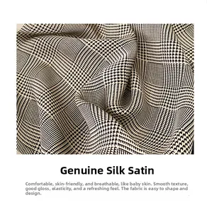 Texture détaillée du foulard en soie pied-de-poule noir et blanc avec finition satinée