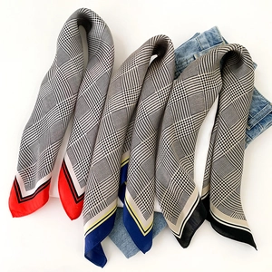 Vue détaillée de foulards en soie pied-de-poule avec bordures rouge, marine et noire