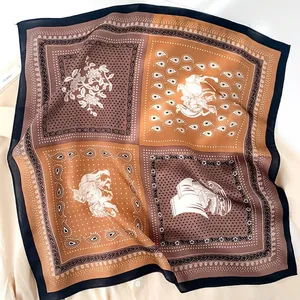 Vue détaillée du foulard en soie avec motifs de chevaux paisley et éléments nautiques