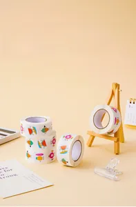 Détails d'autocollants de récompense aux motifs de fruits et desserts sur un bureau