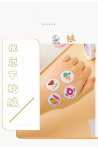 Détail d'autocollants de récompense sur la main avec des motifs de fruits colorés