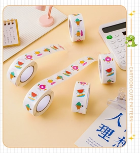 Vue détaillée de rouleaux d'autocollants colorés avec motifs de fruits d'été pour enfants