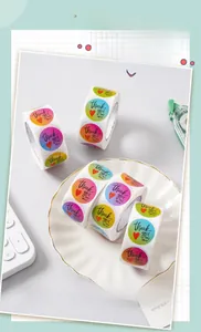 Nahaufnahme bunter selbstklebender Regenbogen-Dankeschön-Aufkleber für Geschenkpakete