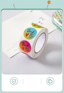 Nahaufnahme von bunten Regenbogen Thank You Aufklebern für Verpackungen und Briefe