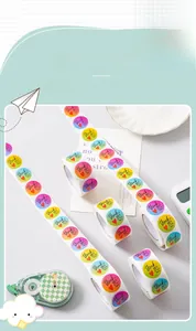 Makroaufnahme bunter Thank You Aufkleber auf Rolle für Geschenkverpackungen