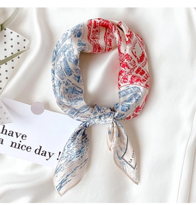 Détail du foulard en soie avec motif carte LA City et fini satiné élégant