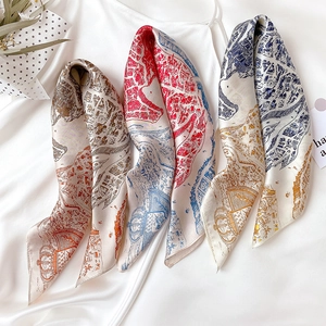 Détail d'un foulard Twilly en soie avec motifs d'architecture et coutures précises