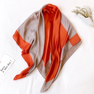 Elegante sciarpa in seta con blocchi di colore geometrici in arancione e grigio-viola