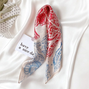 Gros plan d'un foulard en soie élégant avec motifs architecturaux rouges et bleus vintage