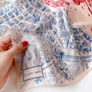 Détail d'un foulard en soie avec imprimé de carte urbaine et lettrage LA CITY LIGHTS