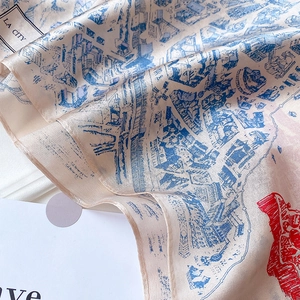Détail du foulard en soie avec motif de carte LA CITY sur fond couleur champagne