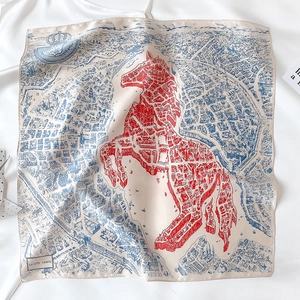 Détail à plat d'un foulard carré en soie avec plan de ville de LA et imprimé cheval