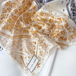 Détail du foulard en soie avec imprimé carte de ville et texture de tissu souple